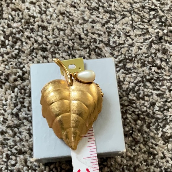 Vintage Avon Solid Perfume Brooch, Gold Tone Leaf with Hinged Locket Compartment - Picture 4 of 5